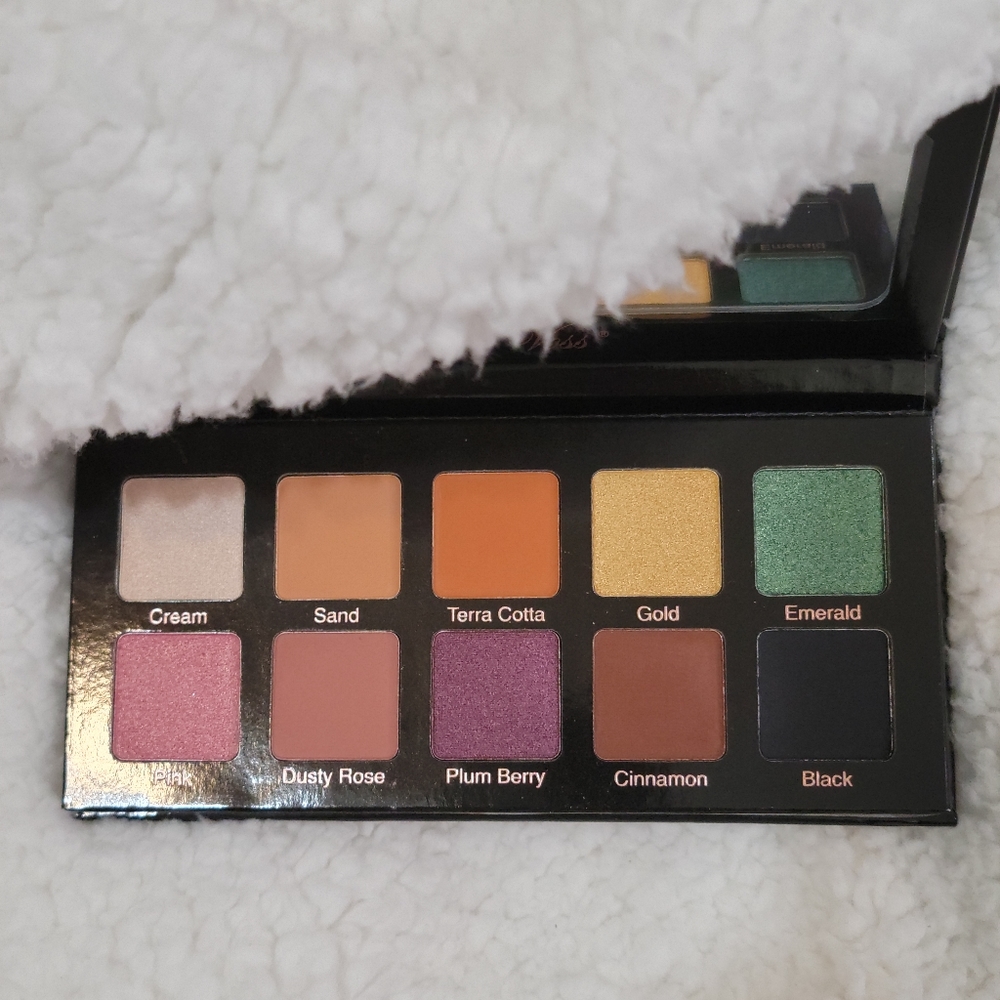 New Violet Voss Essentials 10 Pan Eyeshadow Palette